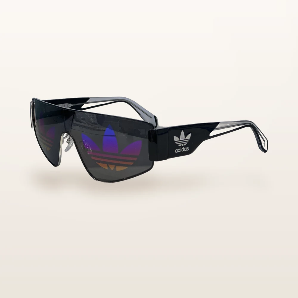 italoptik-adidas-ad4 Syze dielli Adidas Originals OR007705A unisex, maskë e zezë me logon trefoil në lente